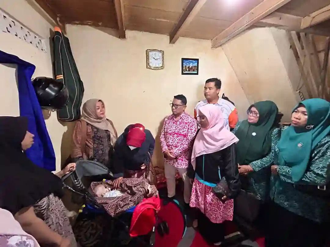 Rombongan PKK Padang Panjang, saat berada dirumah bayi penderita hidrosepalus